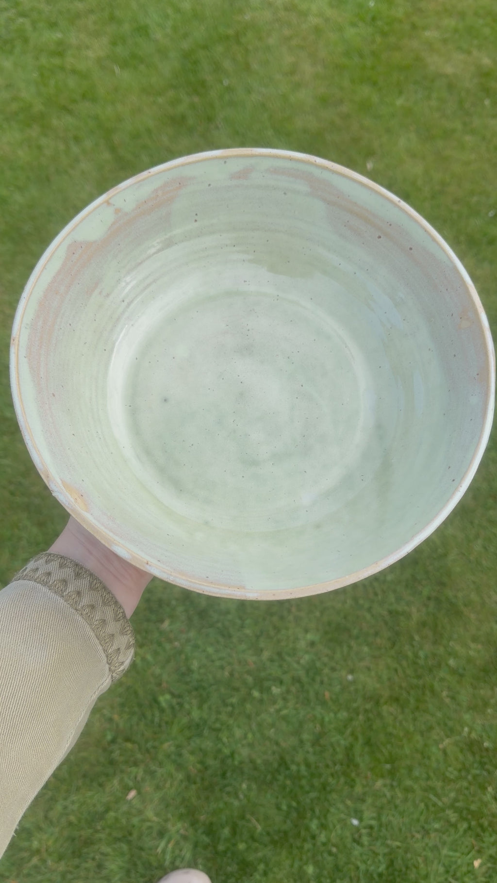 Håndlavet serveringsskål med marmoreret celadon glasur