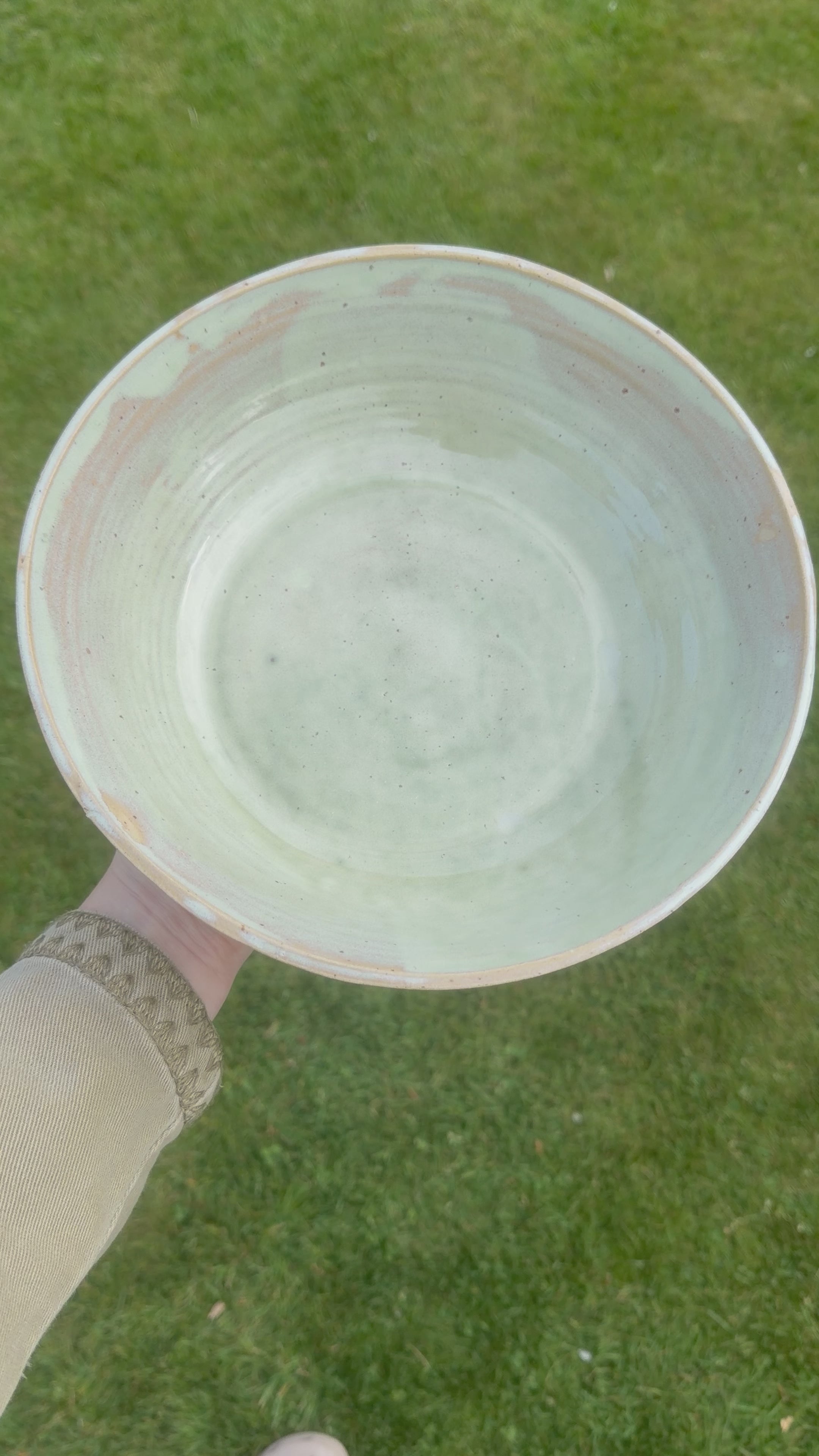 Håndlavet serveringsskål med marmoreret celadon glasur