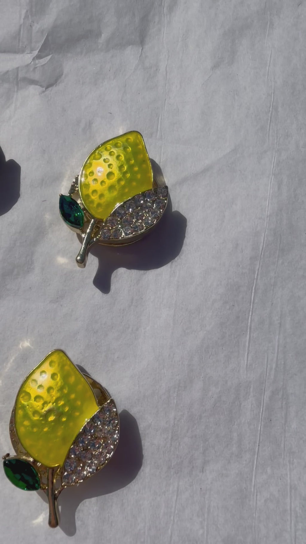 Citronbroche med magnetlukning og krystaldetaljer