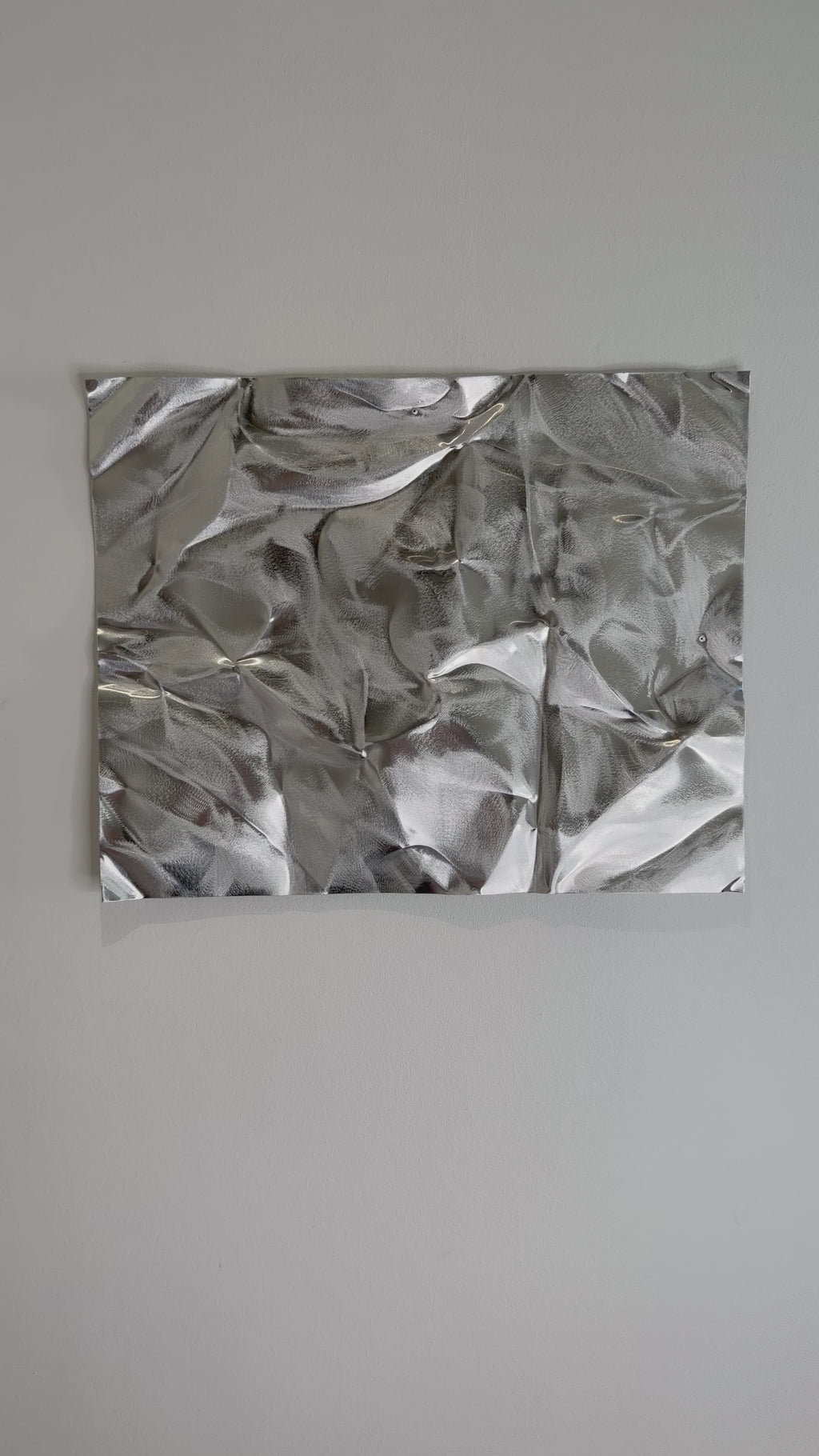 Nordic Mist kan hænges både vandret og lodret. De børstede detaljer og den glatte aluminiumsoverflade fremhæver værkets skulpturelle form og dybde.