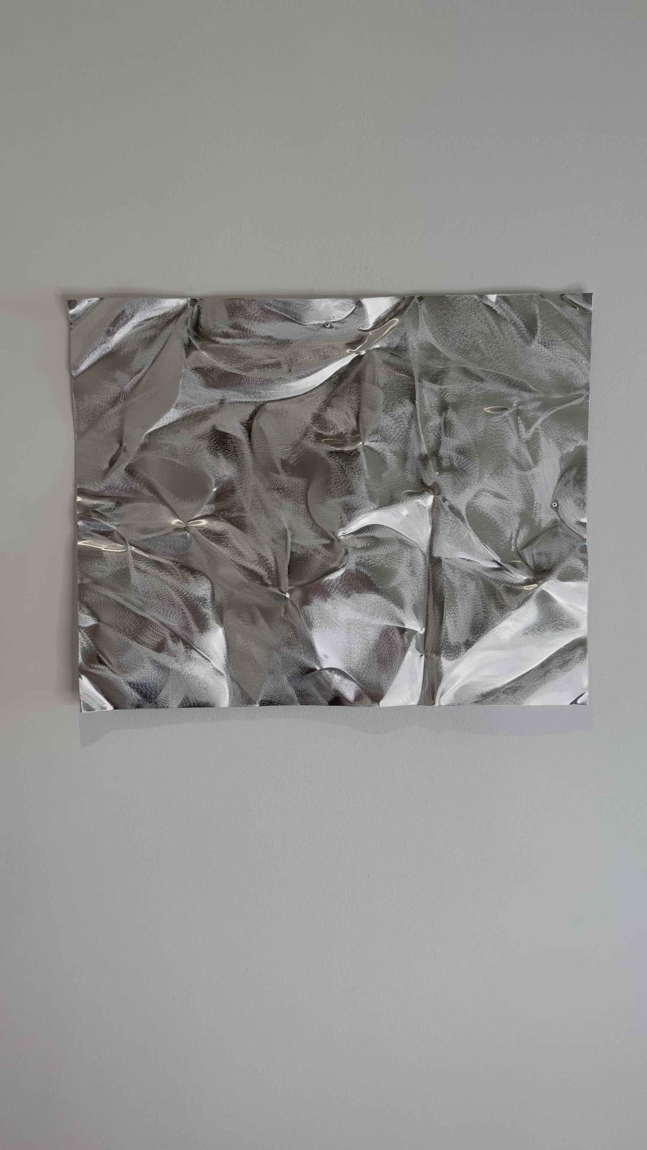 Nordic Mist kan hænges både vandret og lodret. De børstede detaljer og den glatte aluminiumsoverflade fremhæver værkets skulpturelle form og dybde.