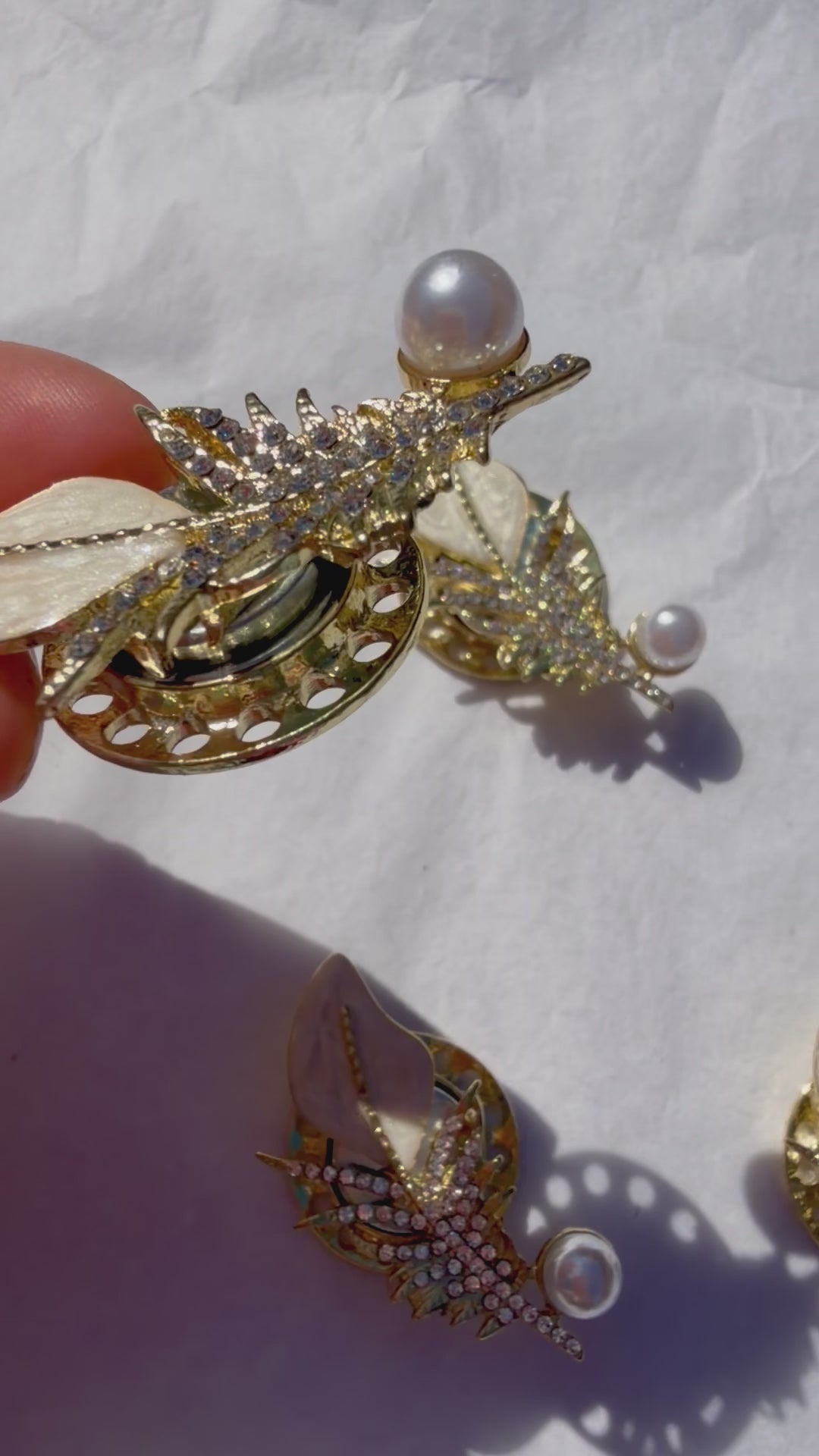 Elegant blomsterbroche med perle og magnetlukning