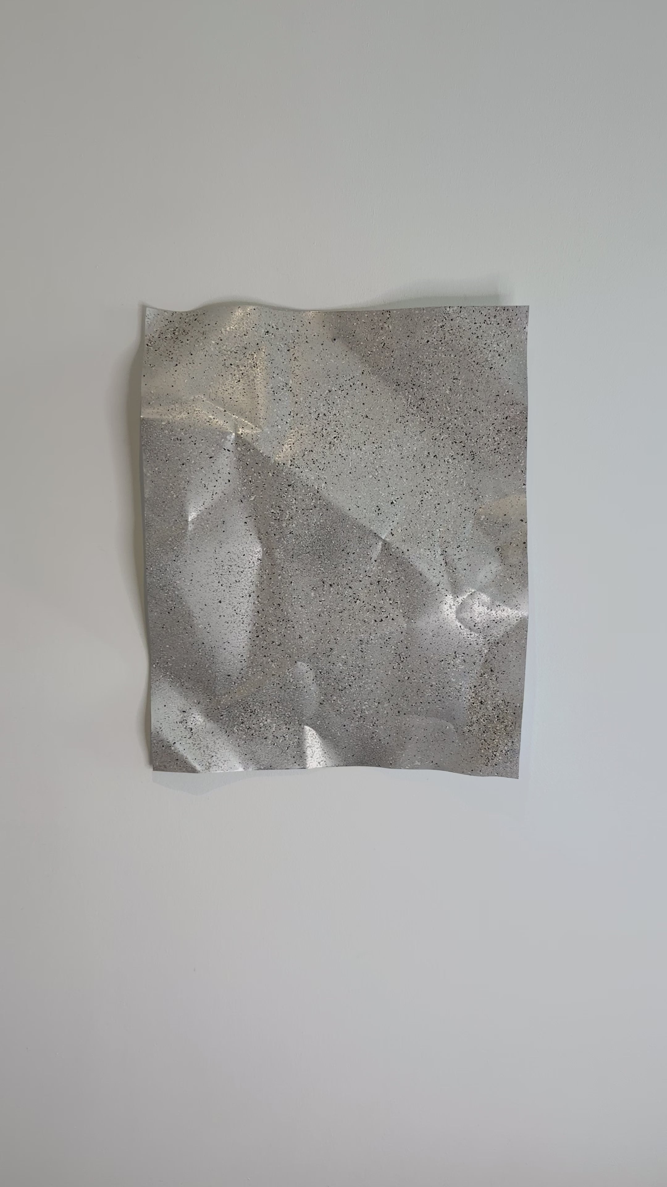 Nærbillede af Granite No. 01. Den granitlignende overflade og de håndformede detaljer fremhæver værkets unikke struktur og skulpturelle karakter.