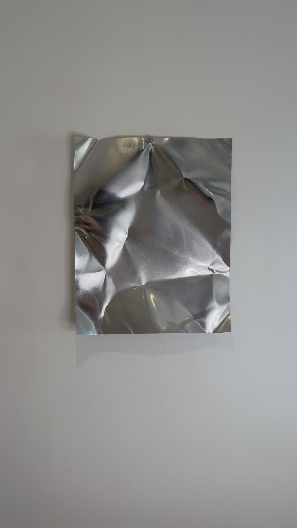 Blank Mist kan hænges både vandret og lodret. Den spejlblanke aluminiumsoverflade skaber et dynamisk samspil mellem lys, refleksioner og skulpturel form.