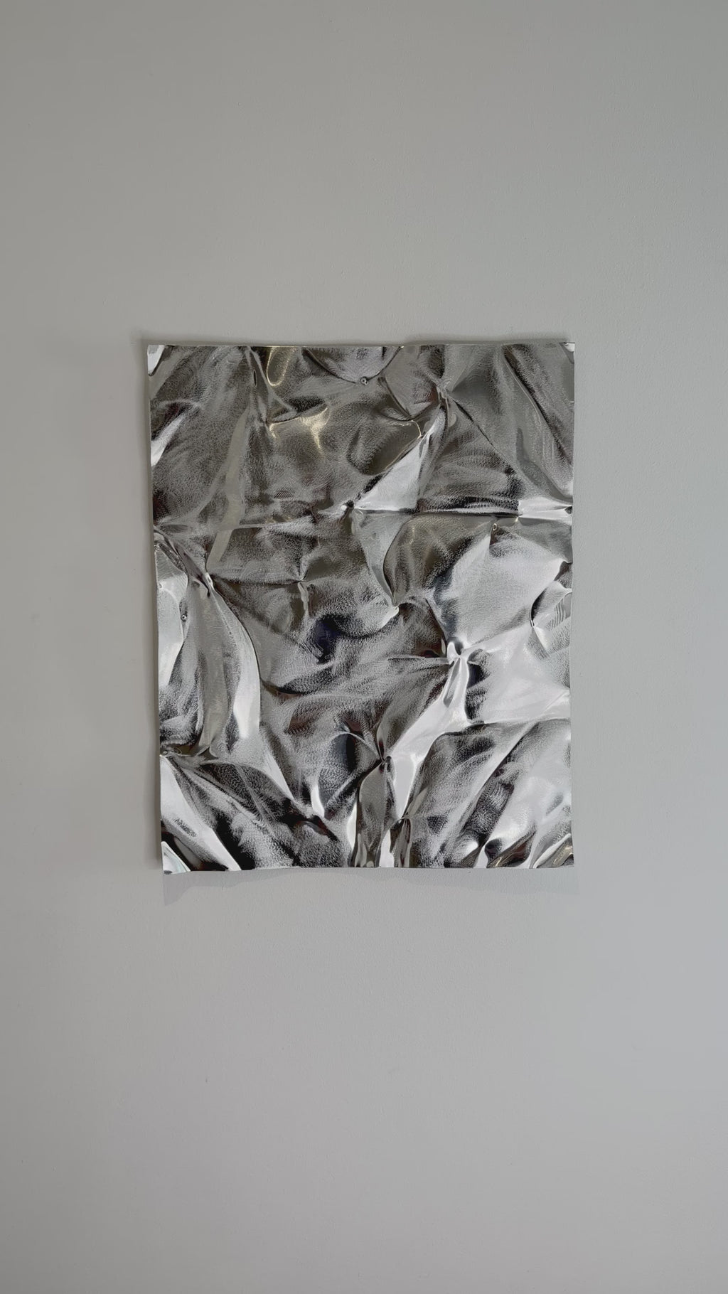 Nordic Mist kan hænges både vandret og lodret. De børstede detaljer og den glatte aluminiumsoverflade fremhæver værkets skulpturelle form og dybde.