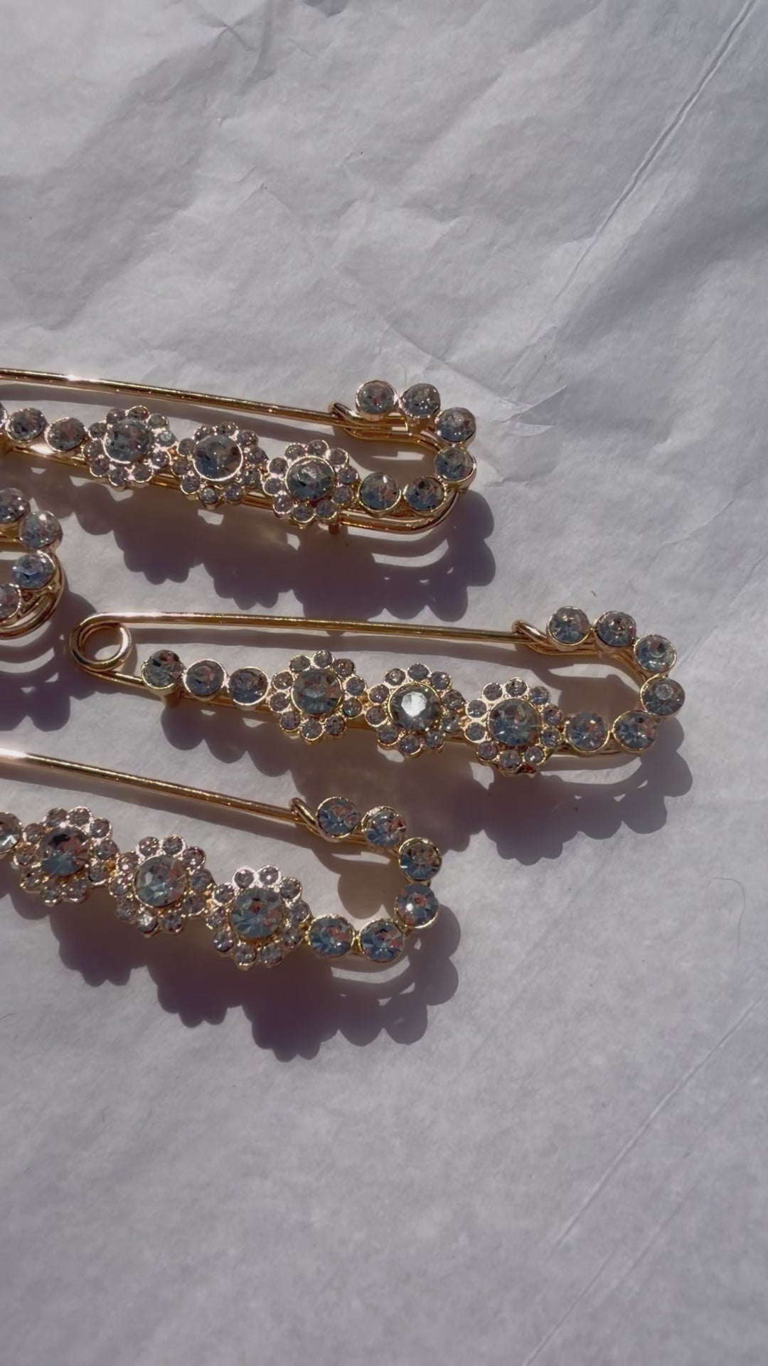 Elegant sjalsnål og broche med krystaller i guldfinish