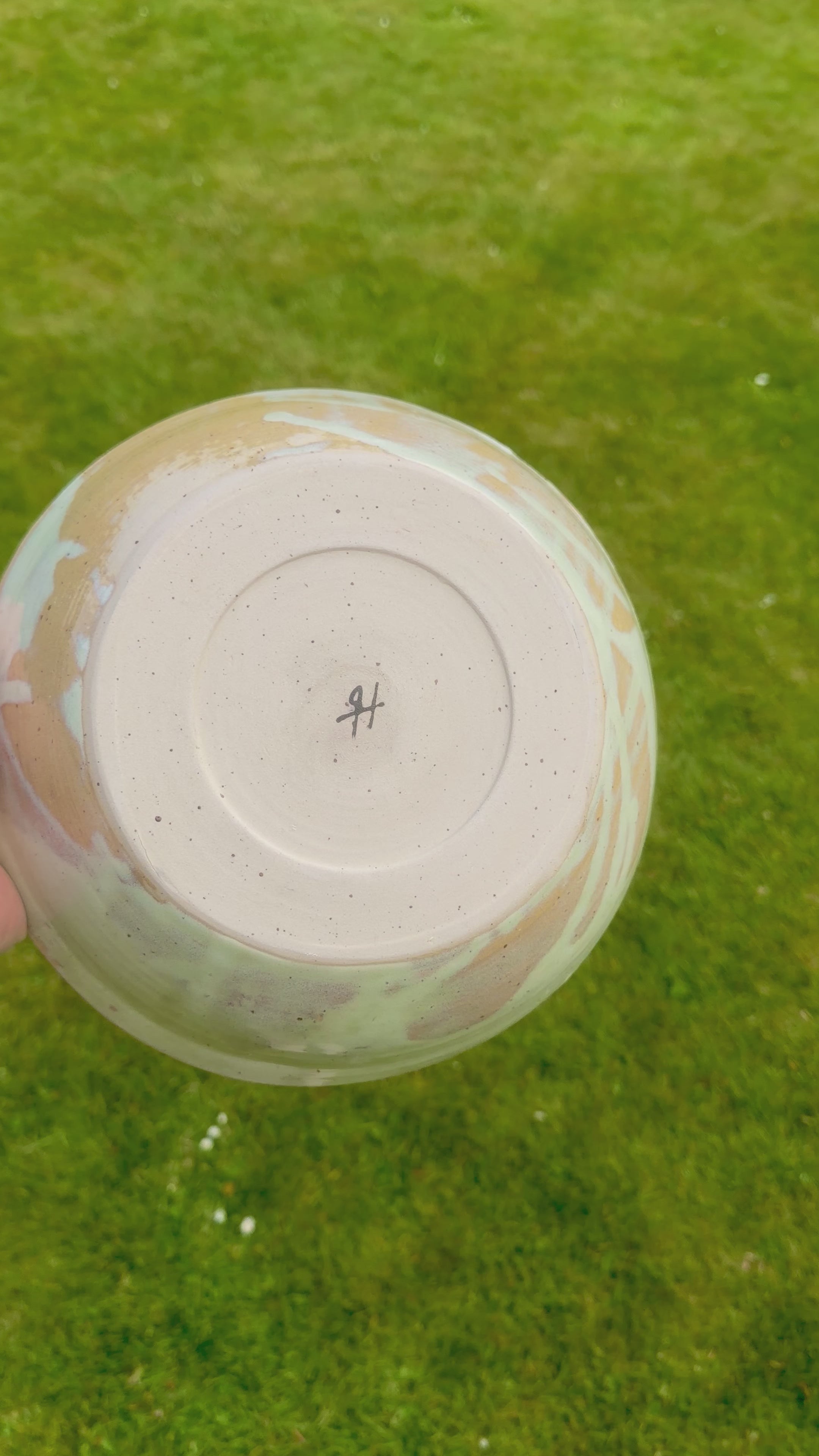 Håndlavet serveringsskål med marmoreret celadon glasur