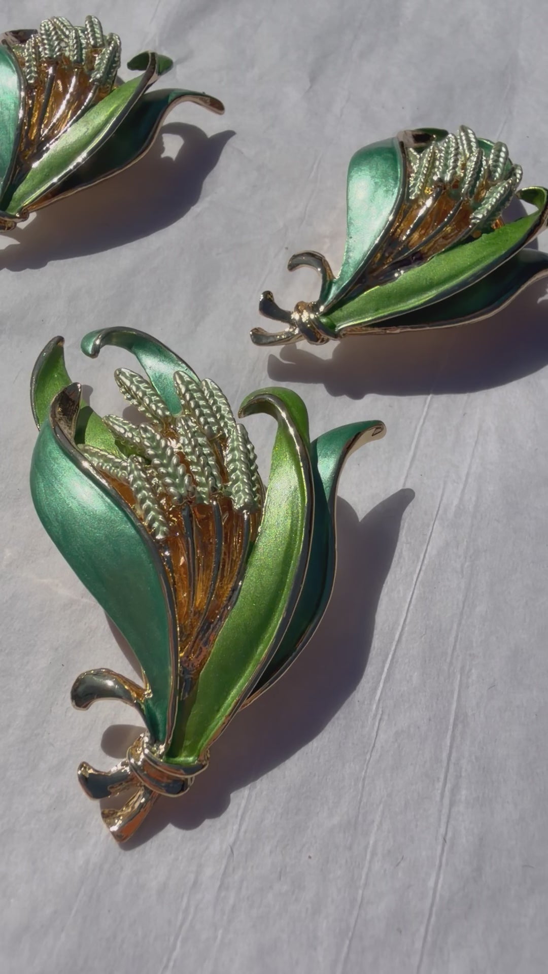 Vintage blomsterbroche med grøn emalje og magnetlukning