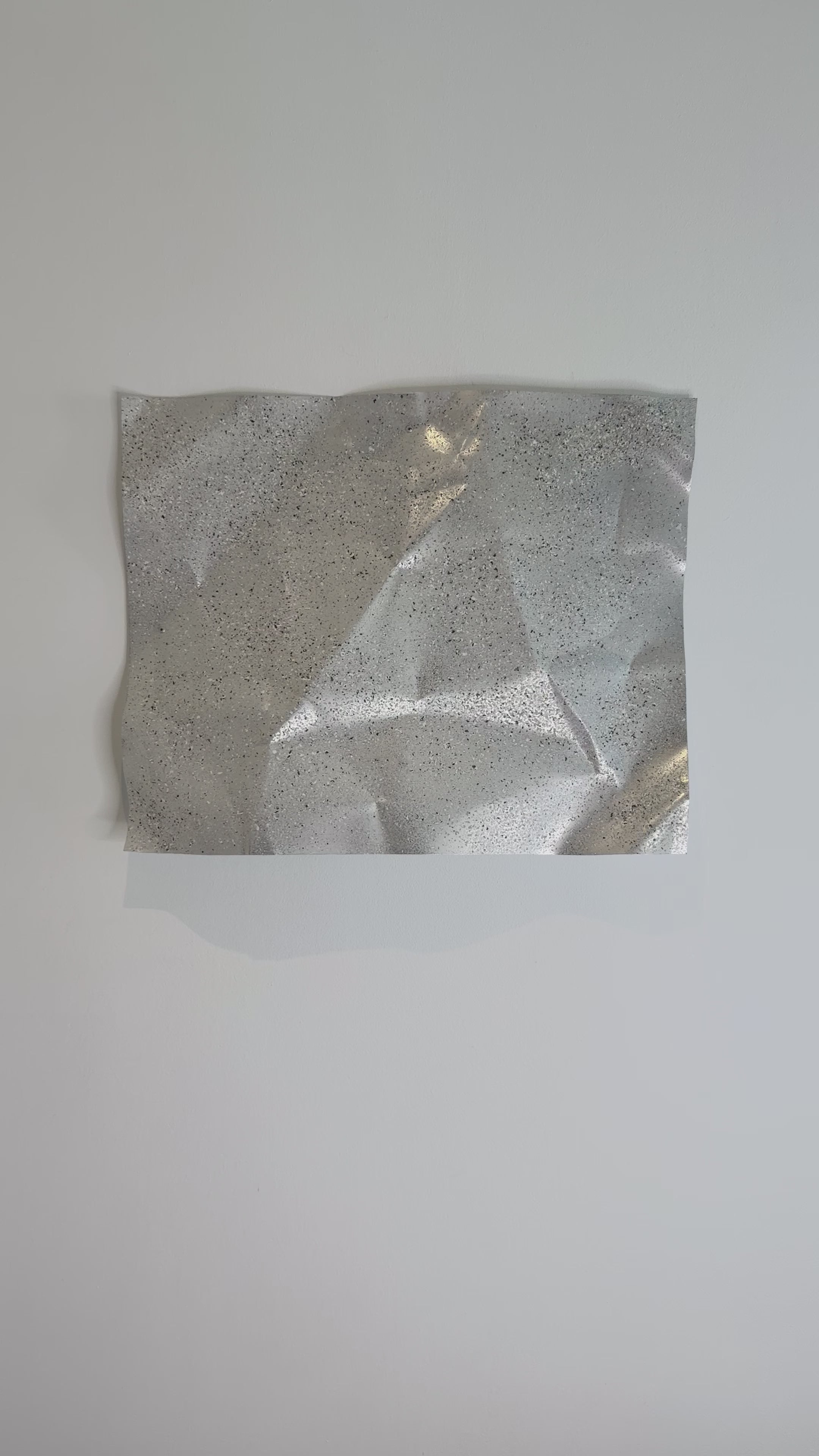 Nærbillede af Granite No. 01. Den granitlignende overflade og de håndformede detaljer fremhæver værkets unikke struktur og skulpturelle karakter.