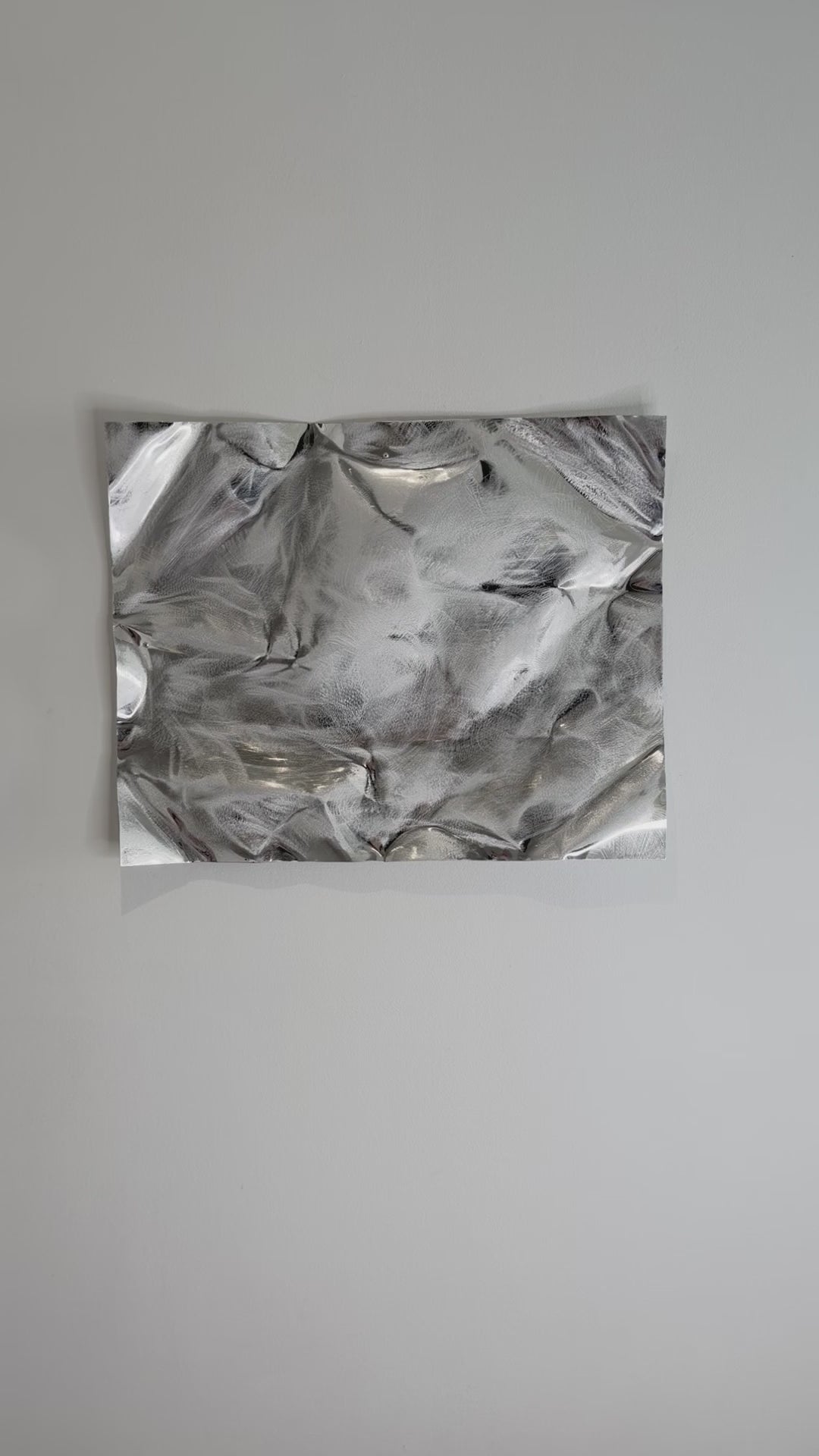 Frost Mist kan hænges både vandret og lodret. De børstede detaljer og den blanke aluminiumsoverflade fremhæver værkets skulpturelle form og dybde.
