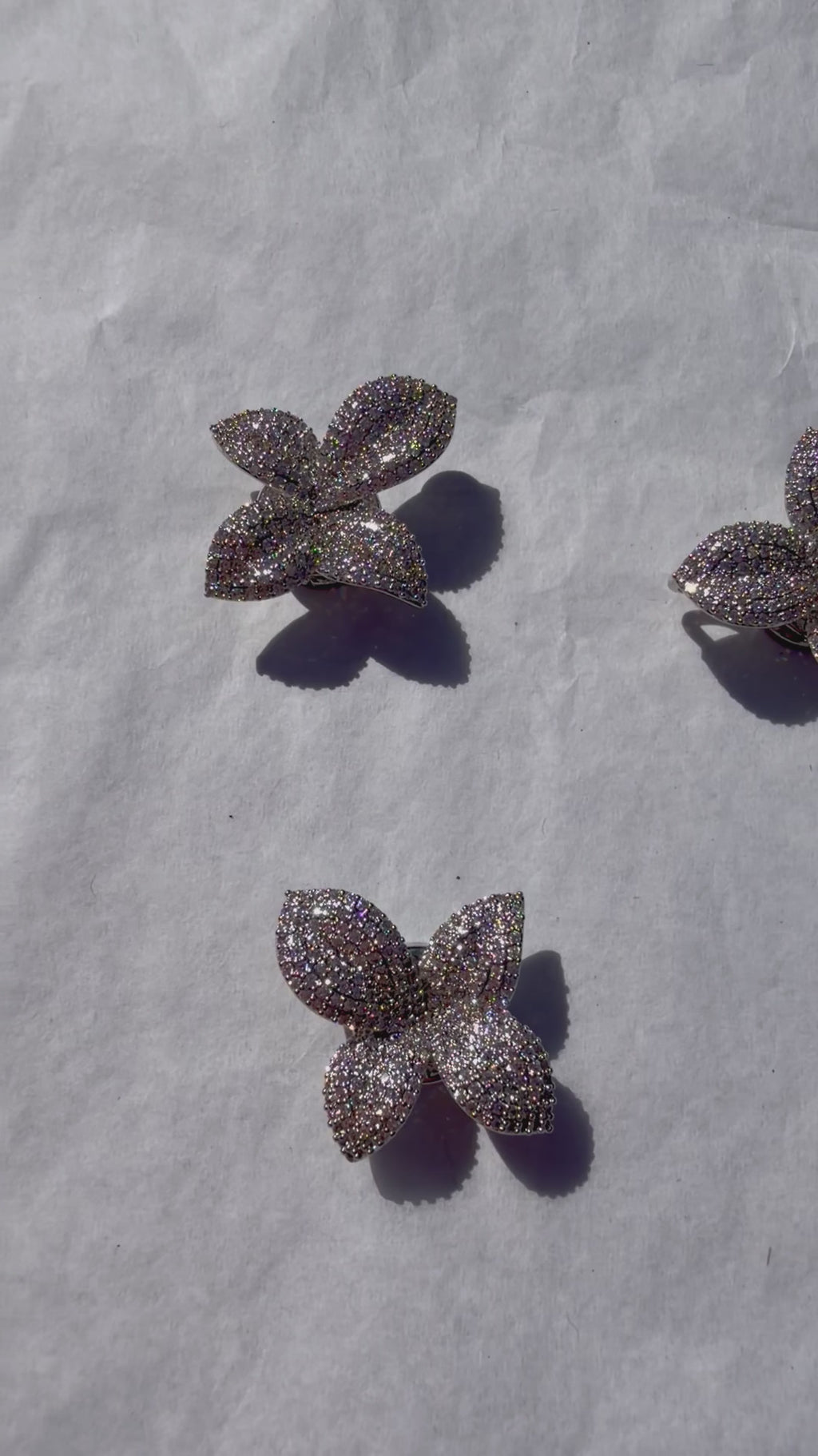 Elegant blomsterbroche med magnetlukning og krystaller