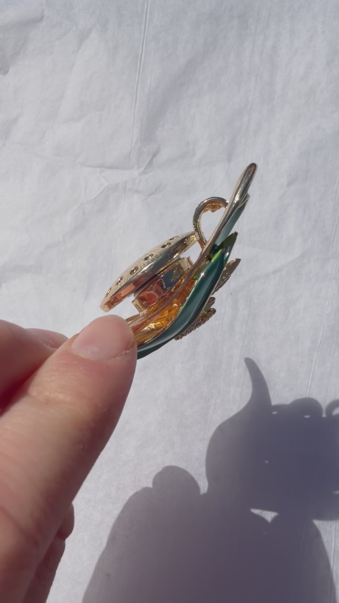 Vintage blomsterbroche med grøn emalje og magnetlukning