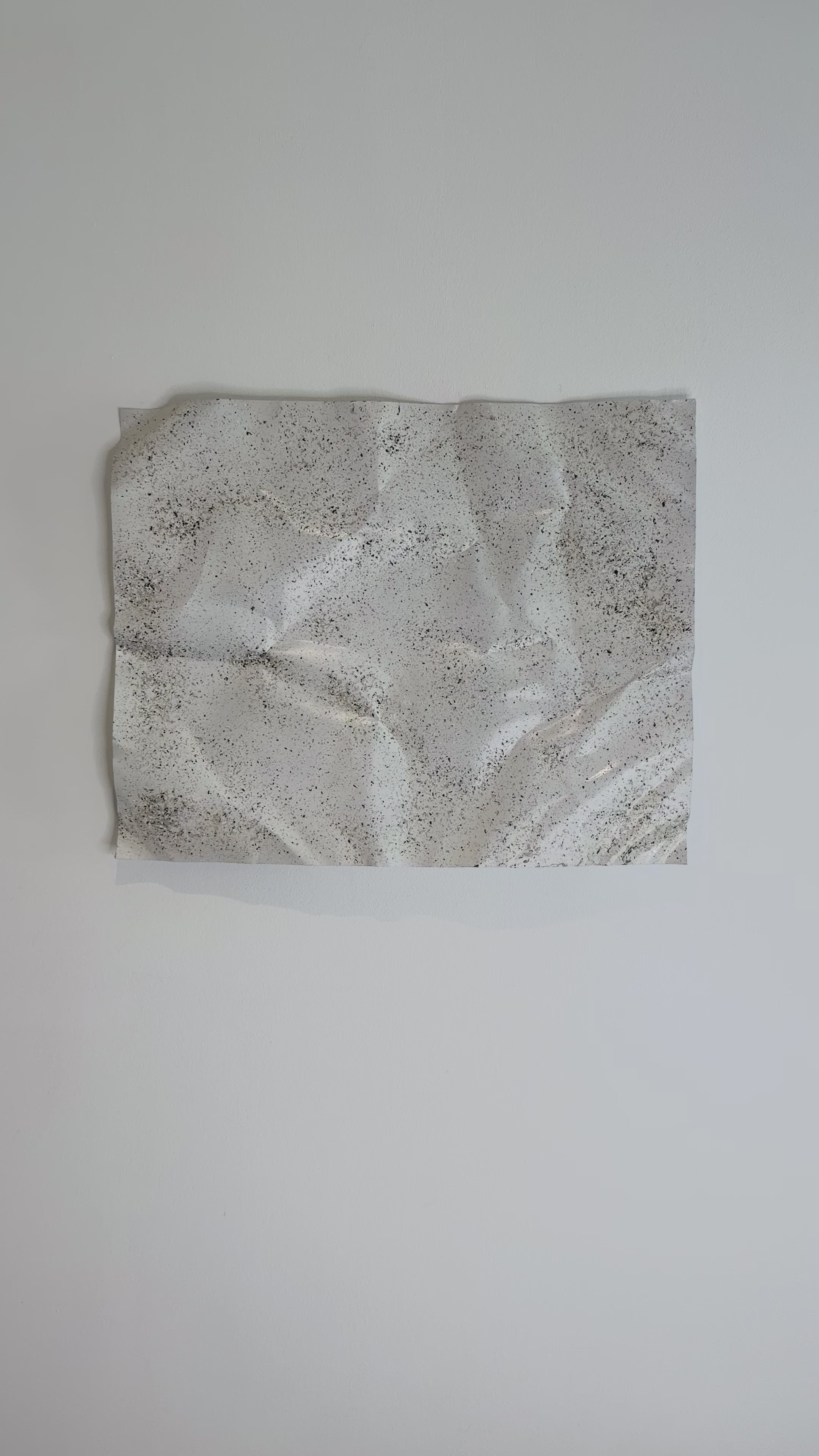 Nærbillede af Granite No. 02. Den granitlignende overflade og de håndformede detaljer fremhæver værkets unikke struktur og skulpturelle karakter.