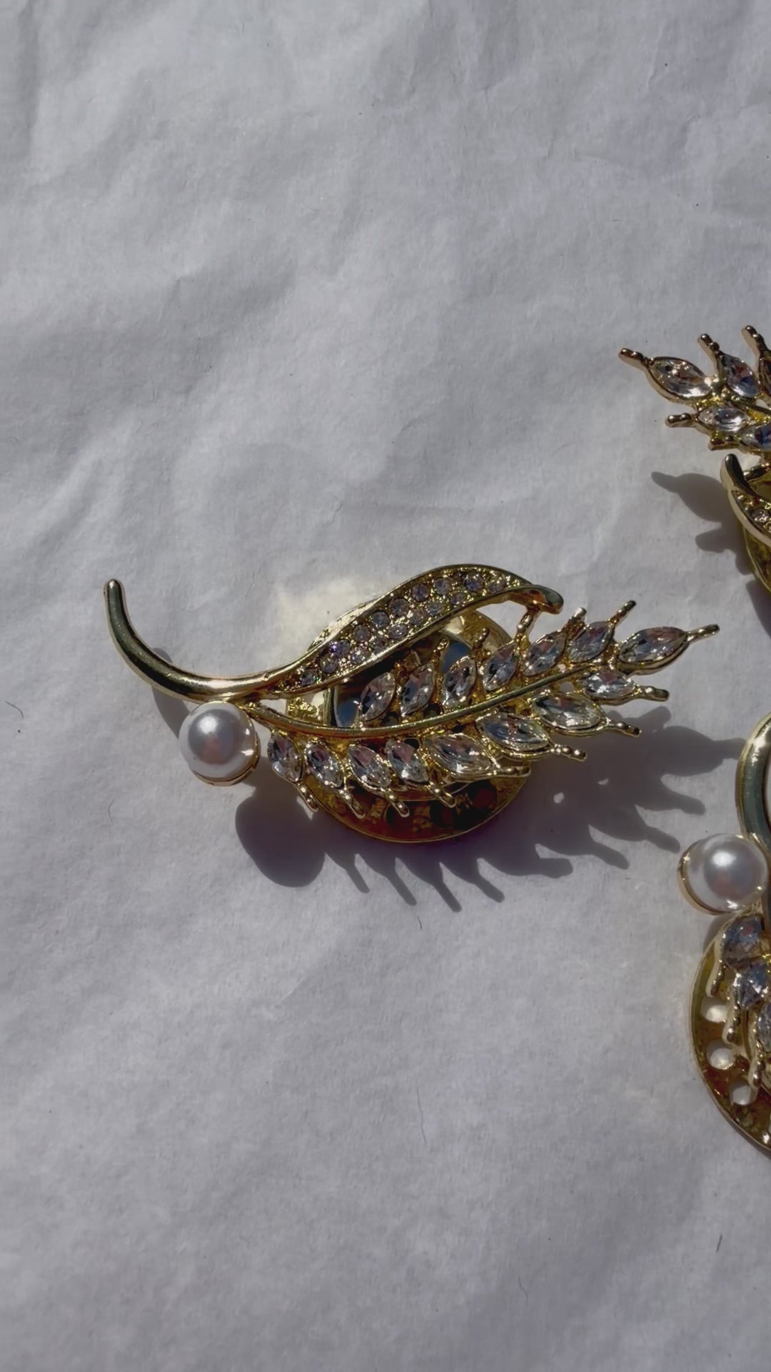 Elegant bladbroche med perle og magnetlukning