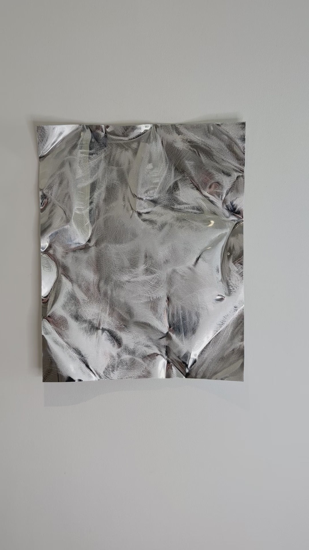Frost Mist kan hænges både vandret og lodret. De børstede detaljer og den blanke aluminiumsoverflade fremhæver værkets skulpturelle form og dybde.