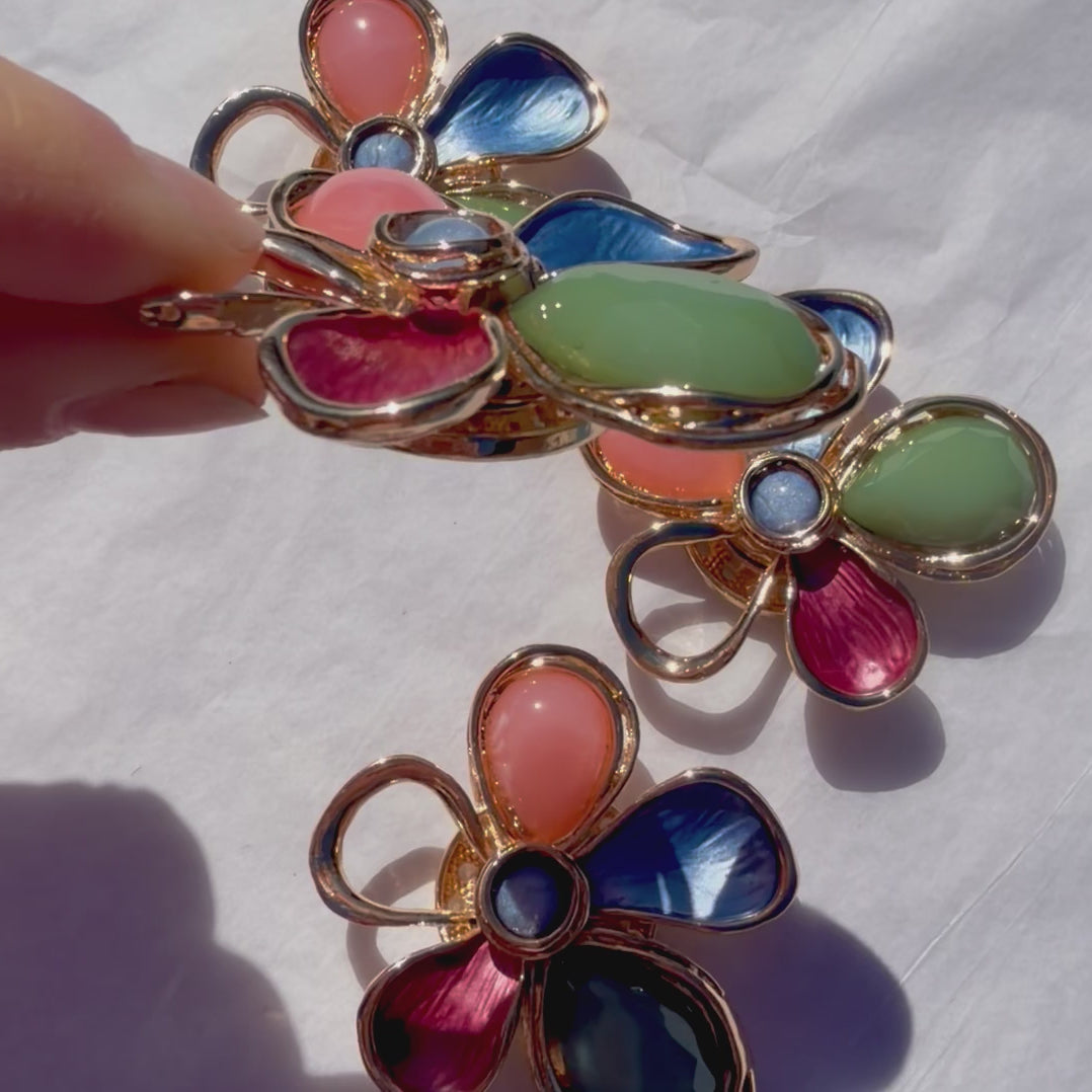Farverig blomsterbroche med magnetlukning og guldfinish
