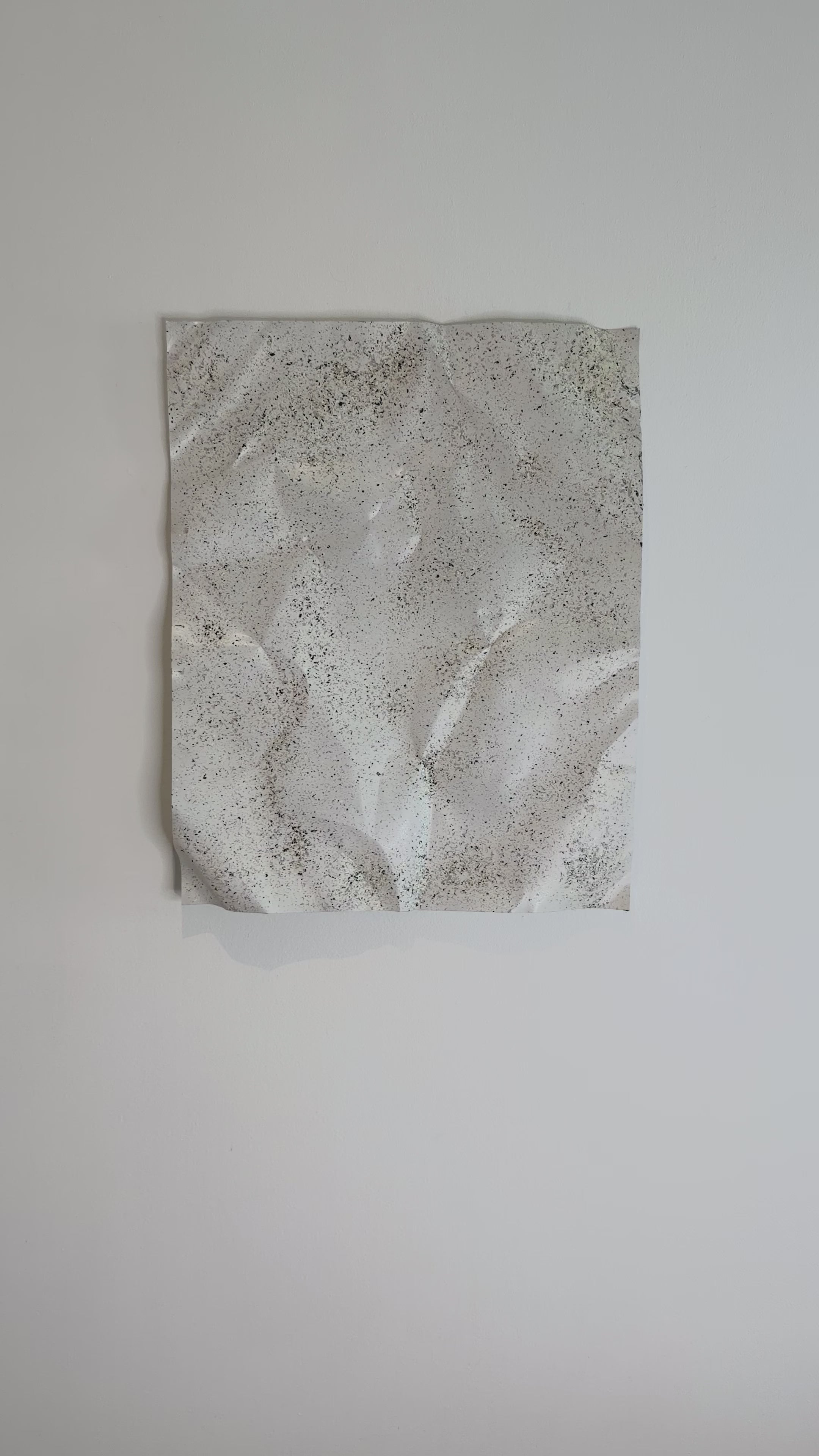 Nærbillede af Granite No. 02. Den granitlignende overflade og de håndformede detaljer fremhæver værkets unikke struktur og skulpturelle karakter.
